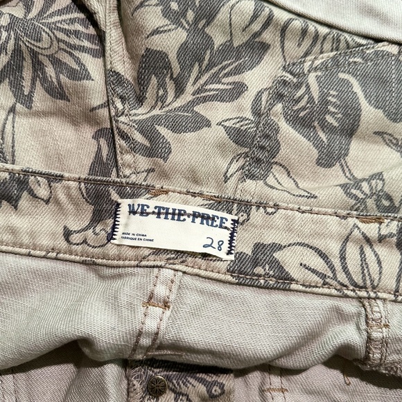 Free People We The Free Sz 28 Beginners Luck Slouch Shorts in Tan Floral Print - Picture 7 of 7